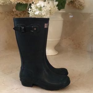 Girls navy Hunter boots